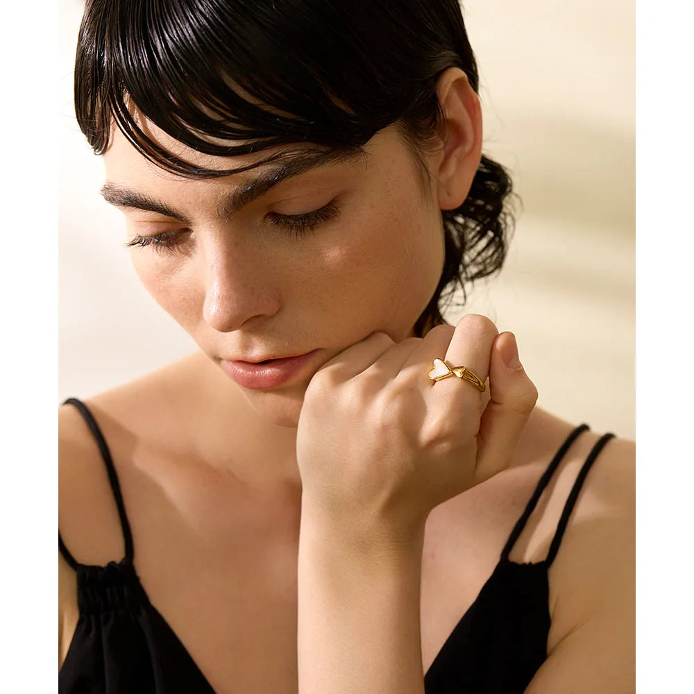 Shell acrylic heart ring in 18K gold-plated stainless steel with shell and acrylic.
