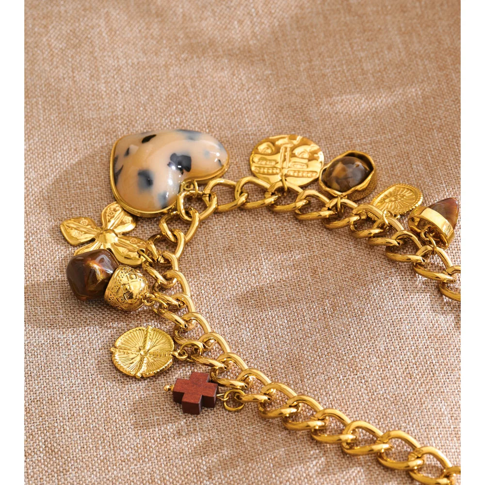 Resin heart flower necklace in gold-plated stainless steel with resin.