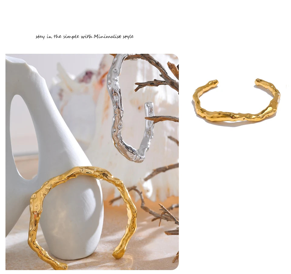 Hammered minimalist geometric bracelet in gold-plated stainless steel.