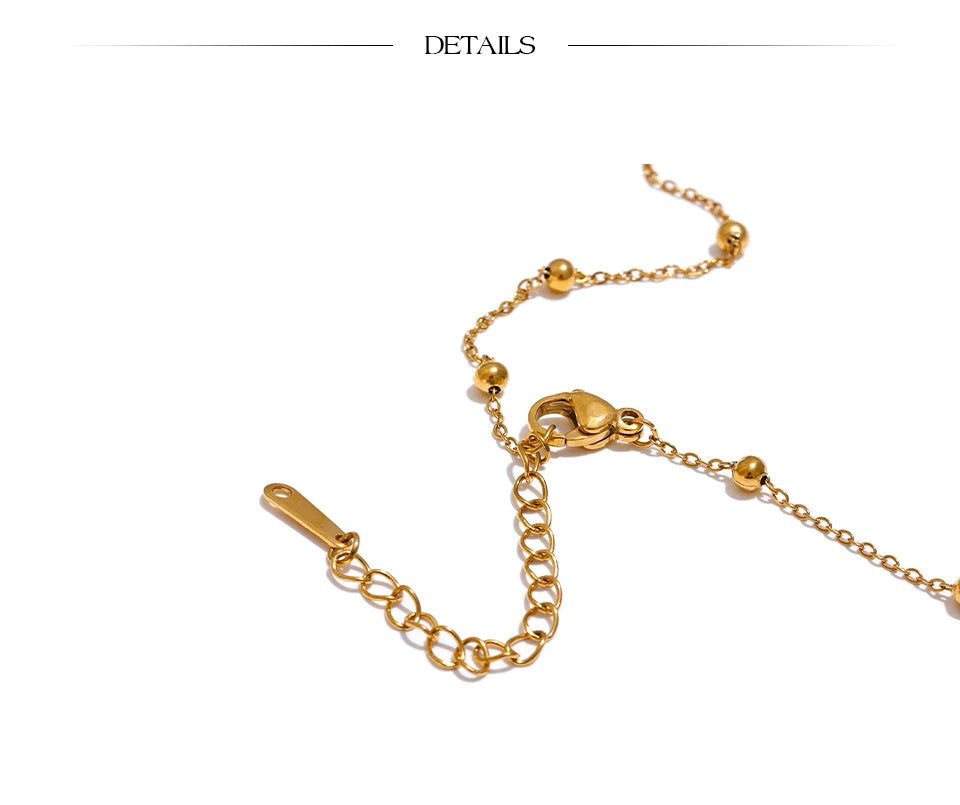 Pearl flower beaded necklace in gold-plated stainless steel with pearl.