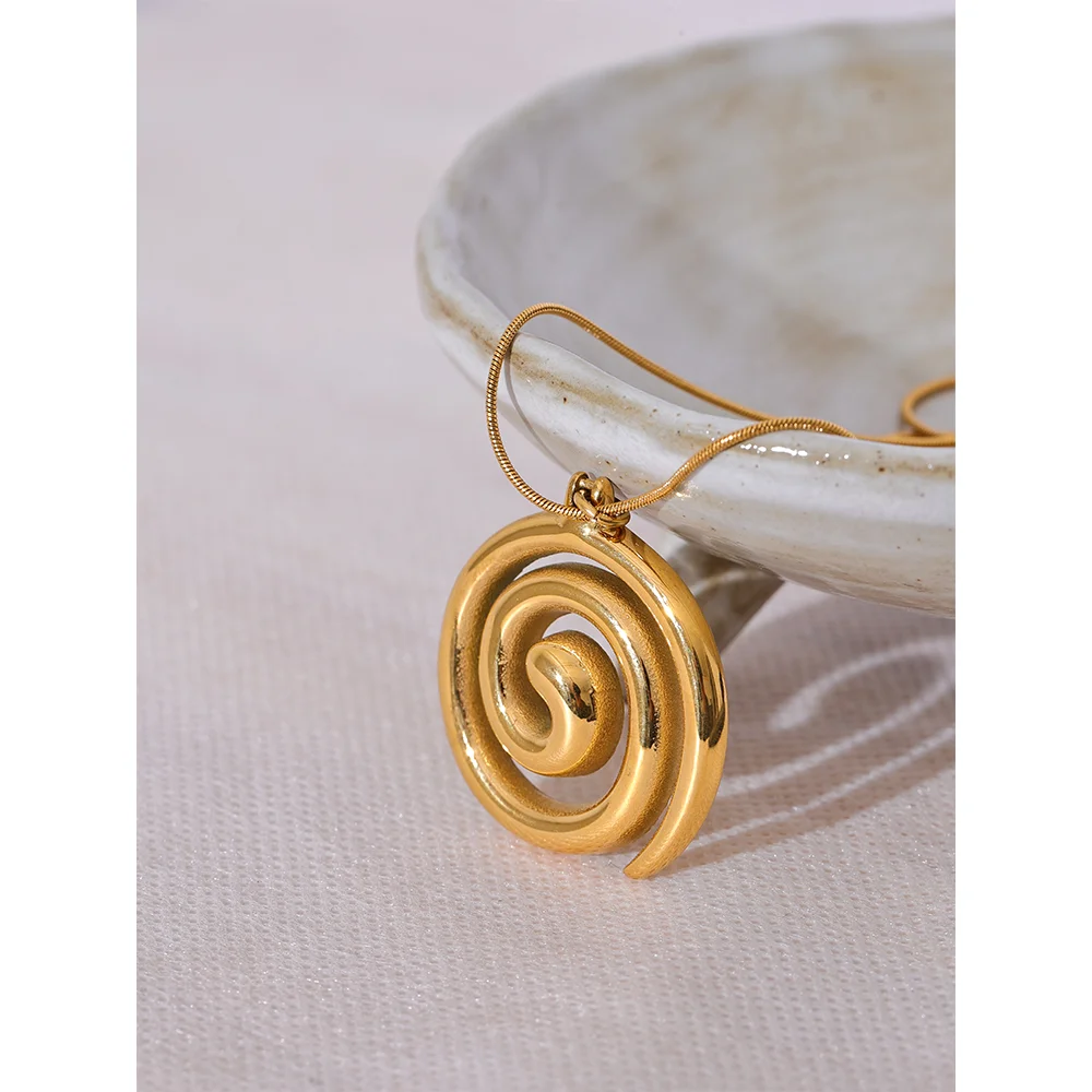 Geometric necklace in gold-plated stainless steel.