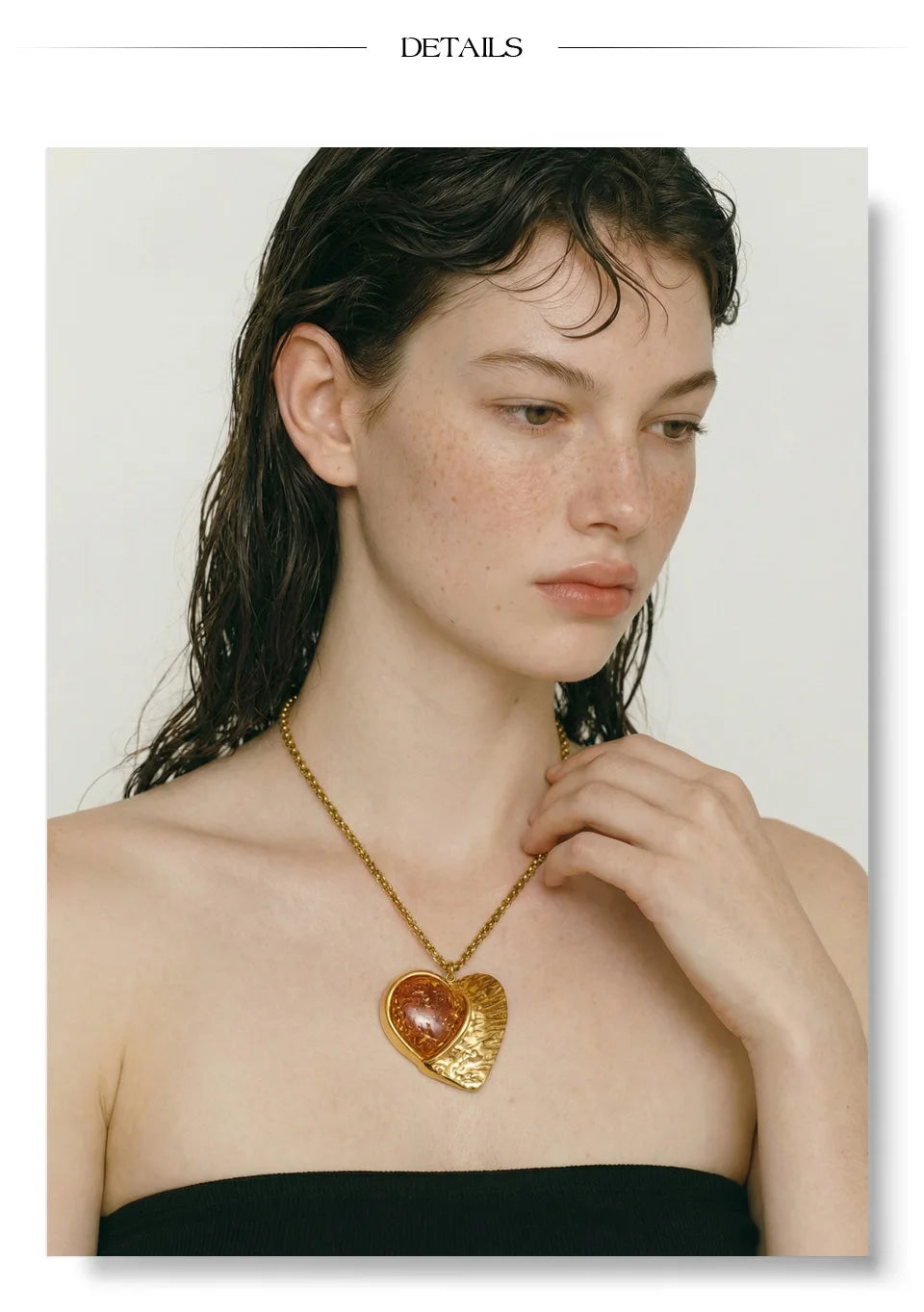 Resin heart necklace in gold-plated stainless steel with resin.