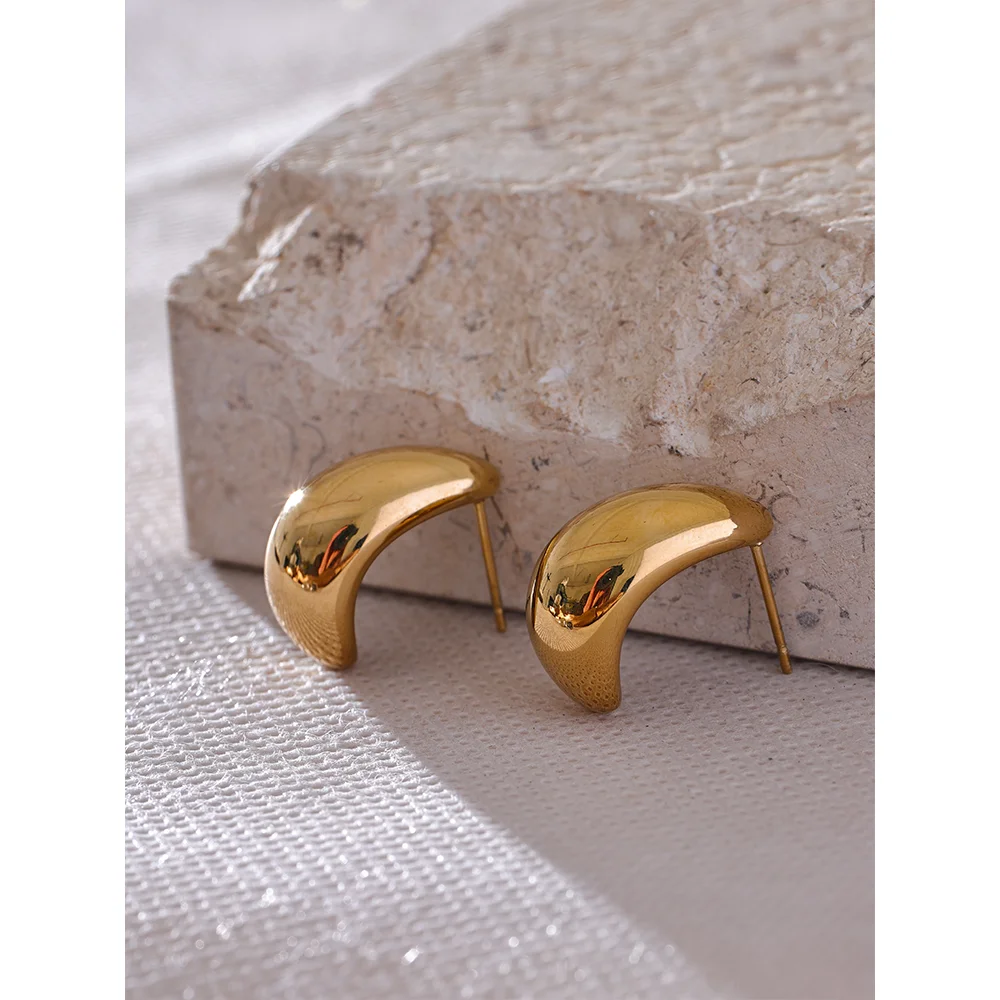 Geometric earrings in gold-plated stainless steel.