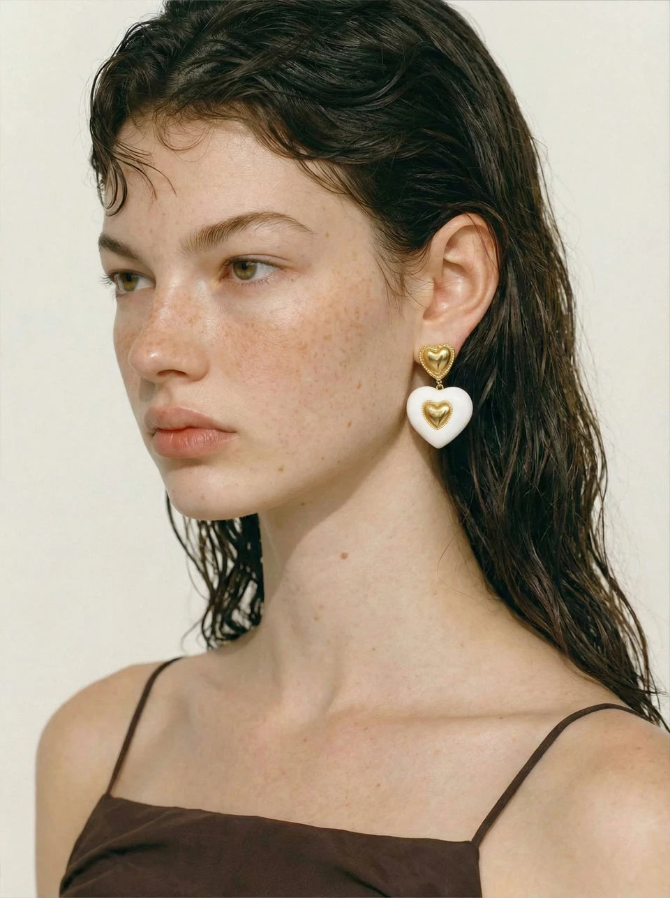 White enamel heart earrings in gold-plated stainless steel with enamel.