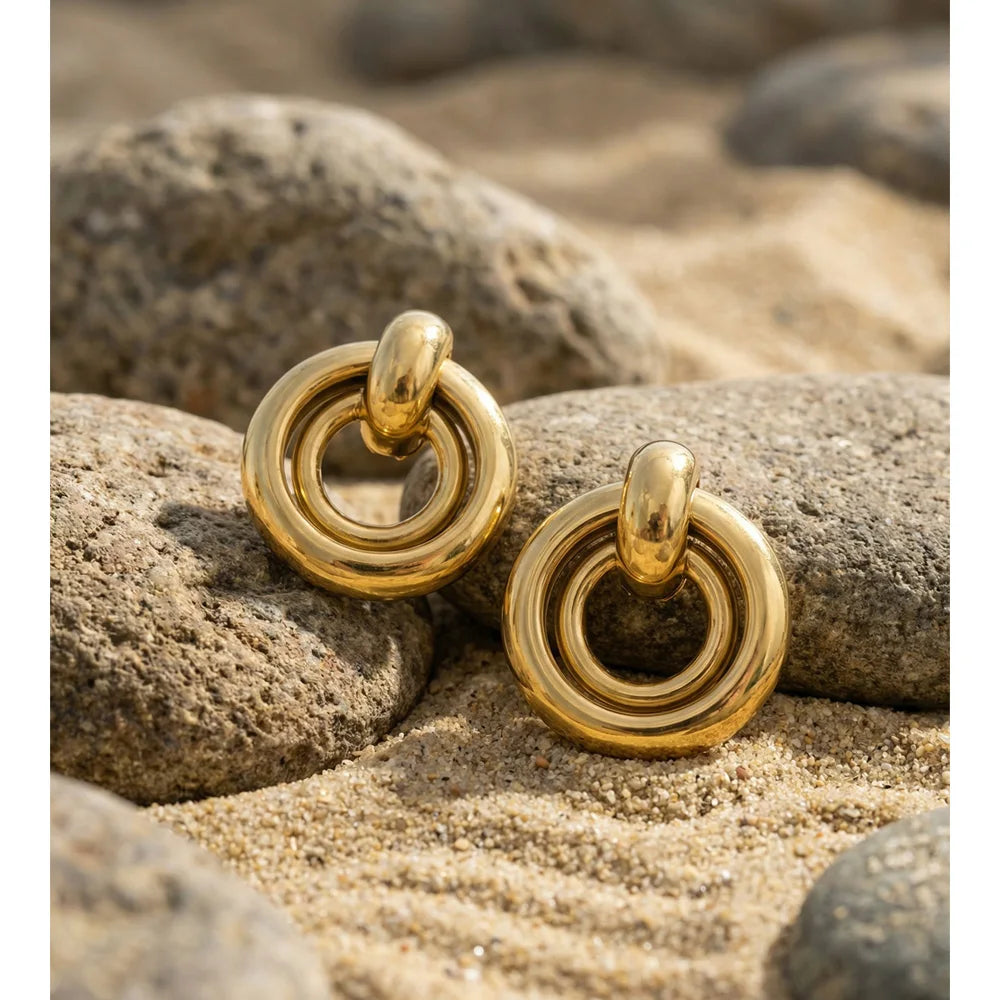 Geometric earrings in gold-plated stainless steel.