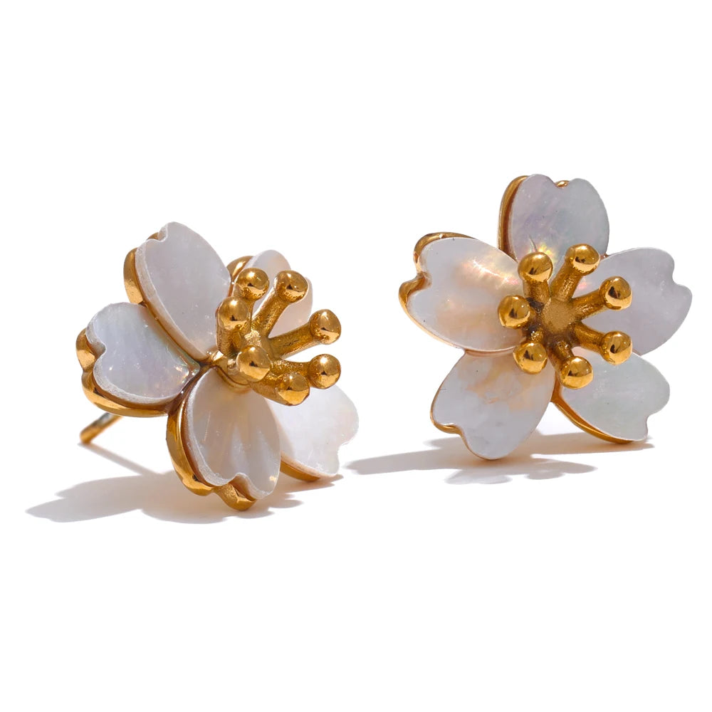 Shell flower earrings in stainless steel with shell.