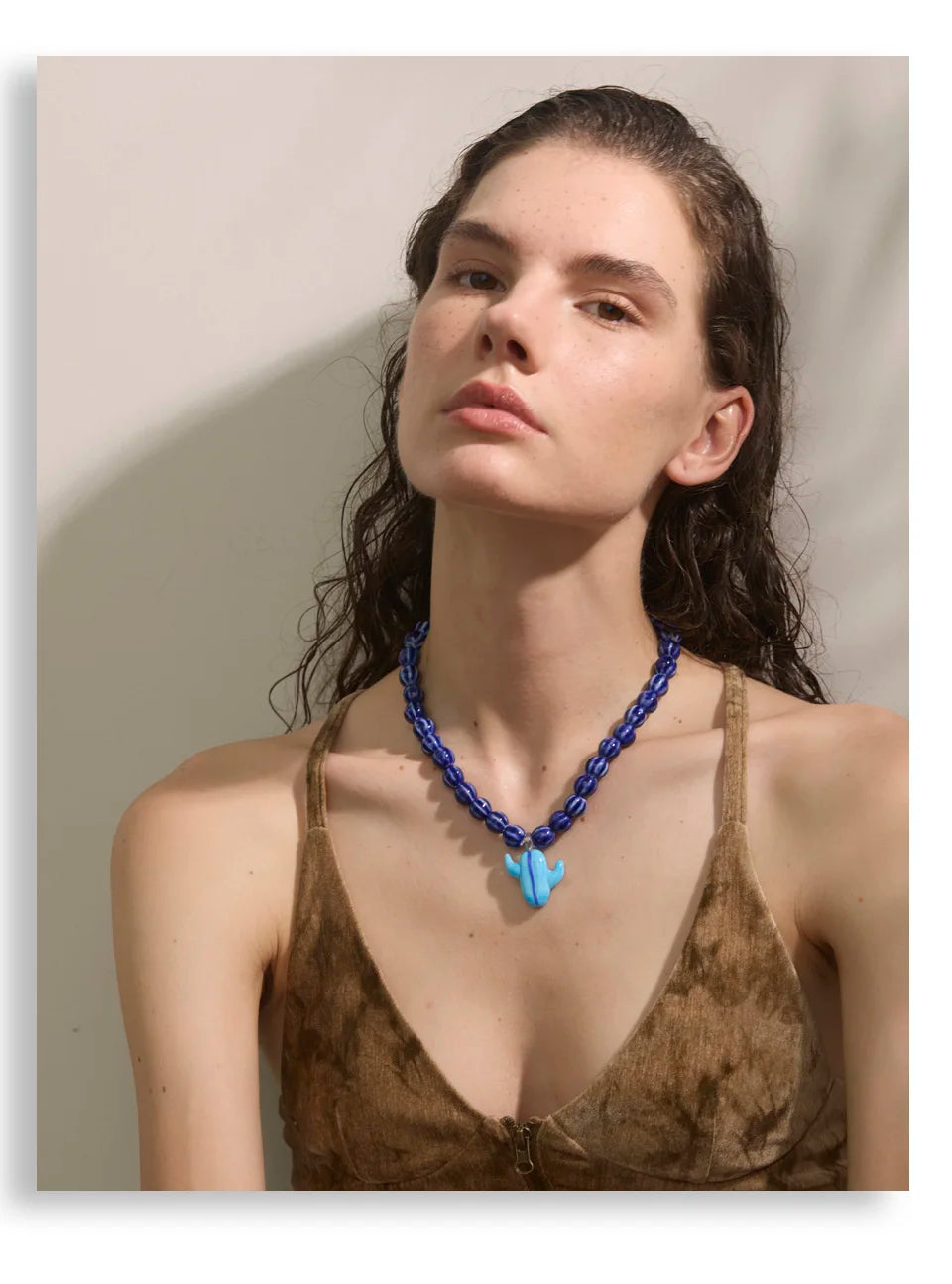 Blue beaded geometric necklace in gold-plated stainless steel.