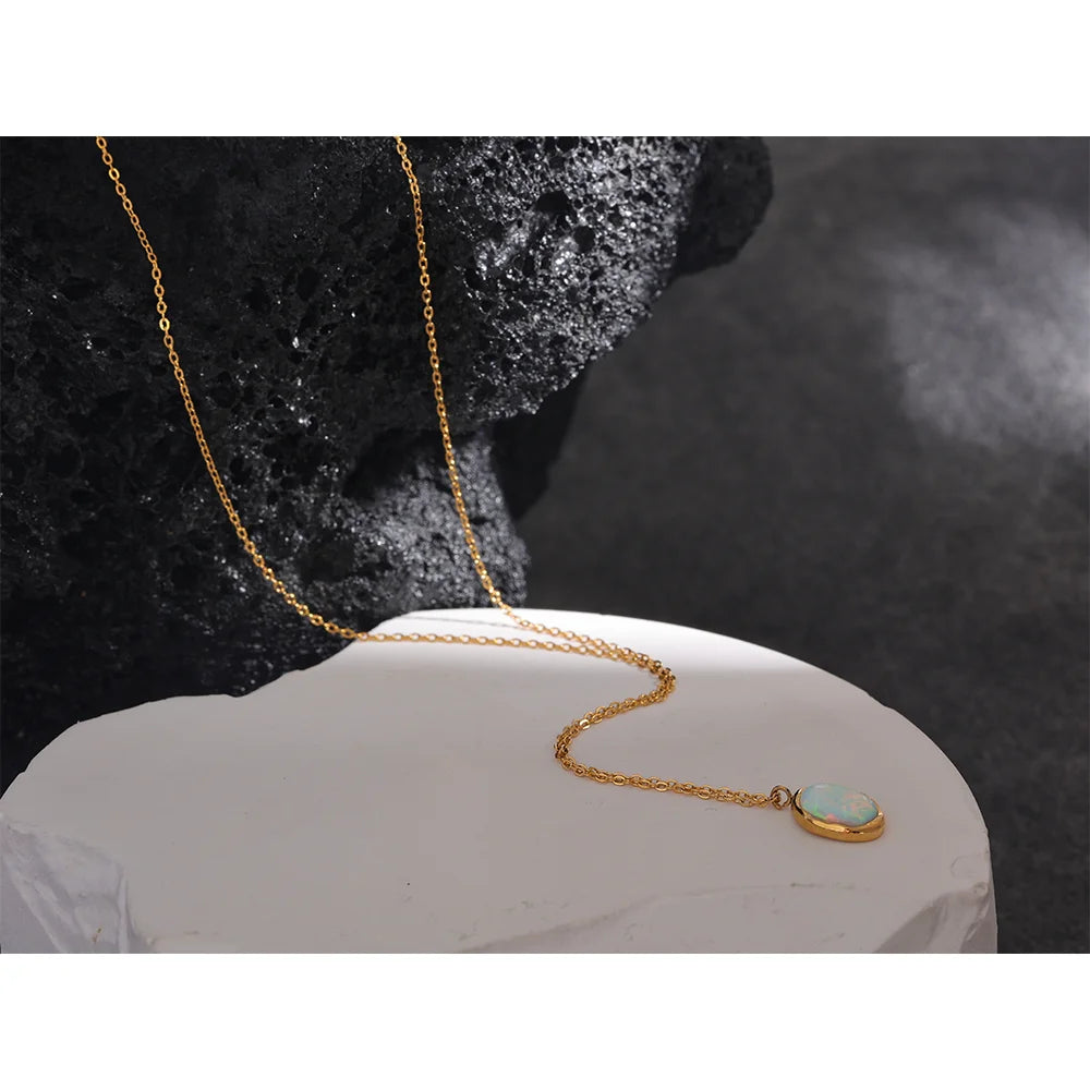 Natural stone minimalist geometric necklace in gold-plated stainless steel with natural stone.