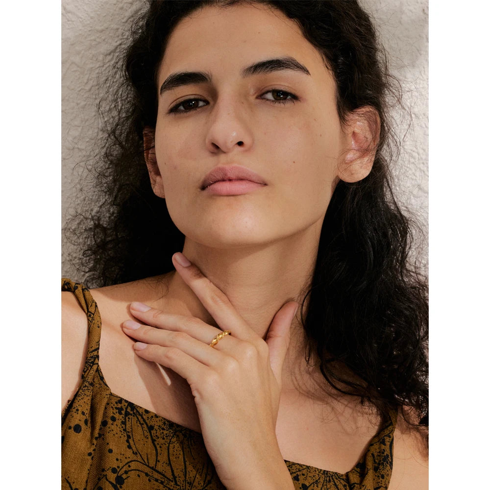 Minimalist geometric ring in 18K gold-plated stainless steel.