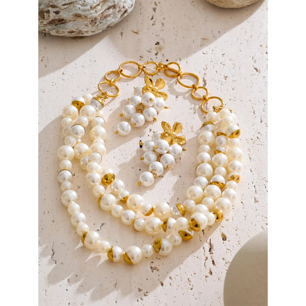 Pearl beaded geometric earrings in gold-plated stainless steel with pearl.