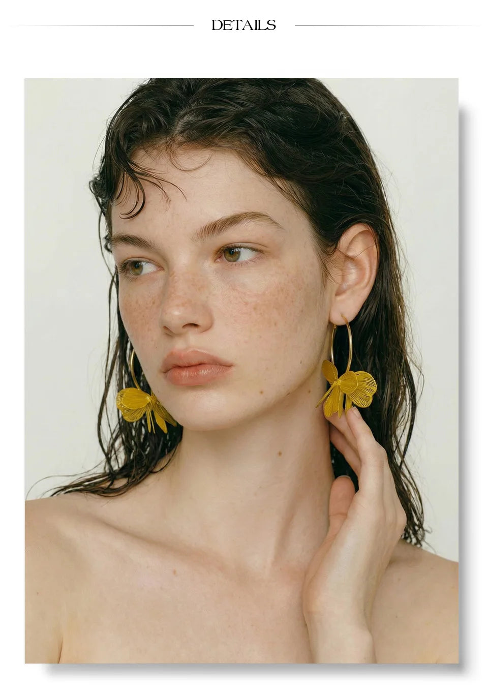 Flower earrings in gold-plated stainless steel.