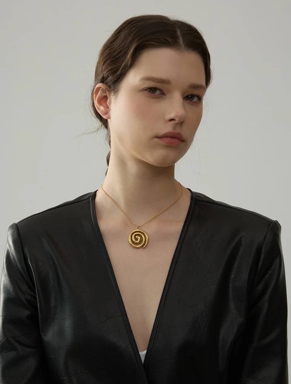 Geometric necklace in gold-plated stainless steel.