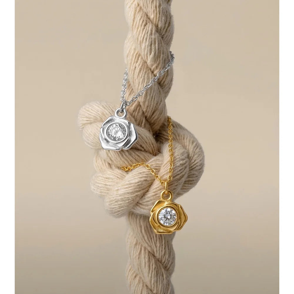 Cubic zirconia flower necklace in gold-plated stainless steel with cubic zirconia.