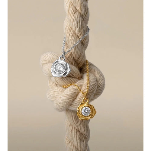 Cubic zirconia flower necklace in gold-plated stainless steel with cubic zirconia.