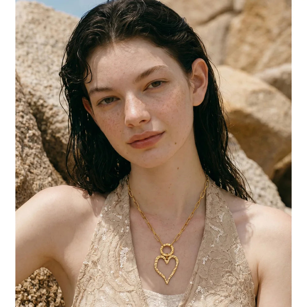 Heart necklace in gold-plated stainless steel.