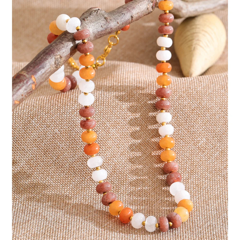 Natural stone beaded geometric necklace in gold-plated stainless steel with natural stone.