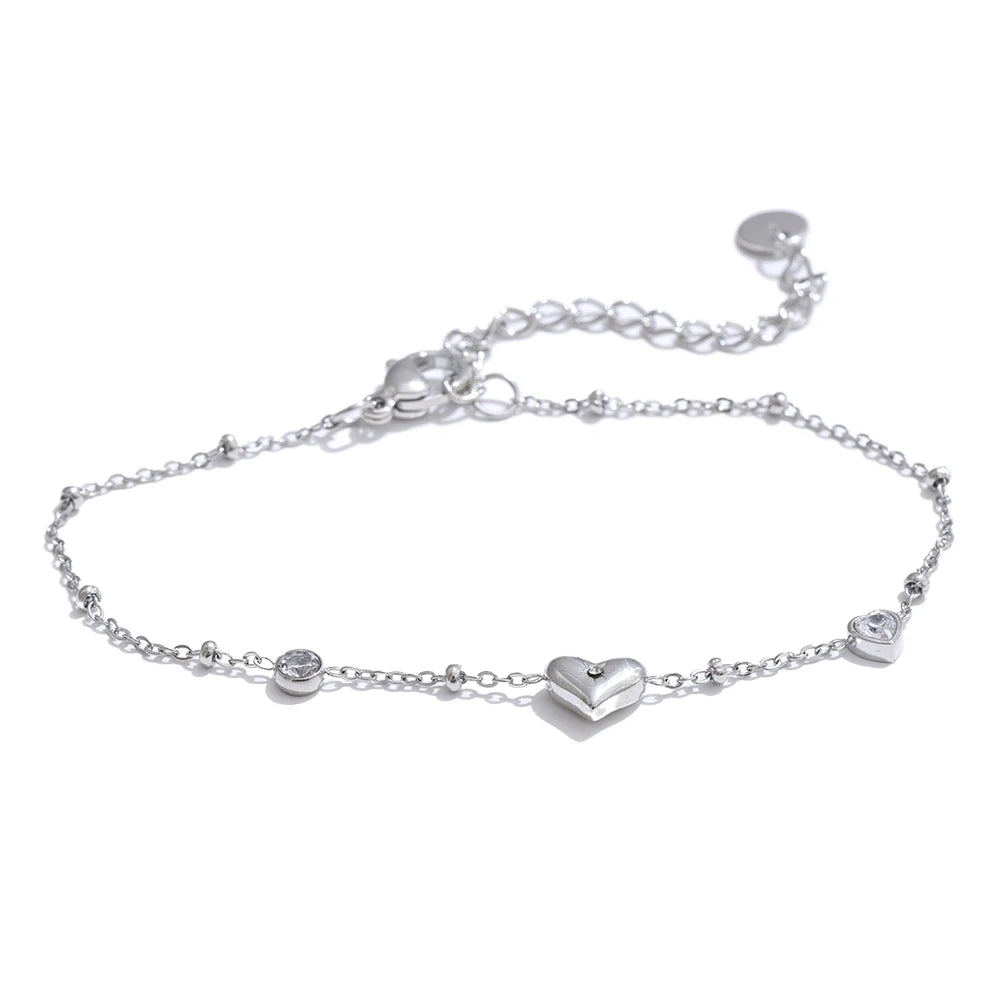 Cubic zirconia heart chain necklace in gold-plated stainless steel with cubic zirconia.