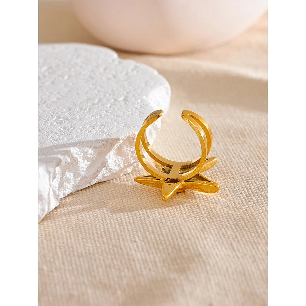 Star ring in 18K gold-plated 316L stainless steel.