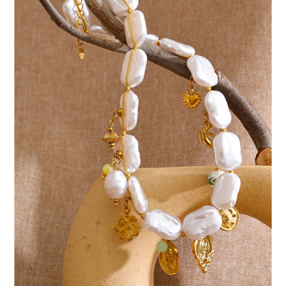 Pearl heart flower necklace in gold-plated stainless steel with pearl.