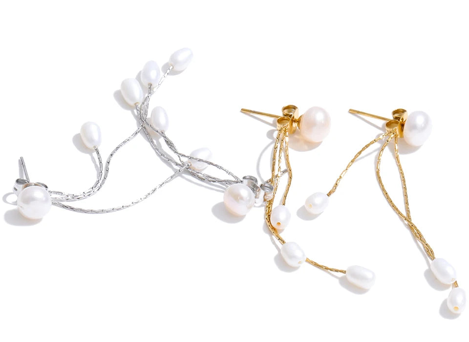 Freshwater pearl geometric chain earrings in gold-plated stainless steel with freshwater pearl.