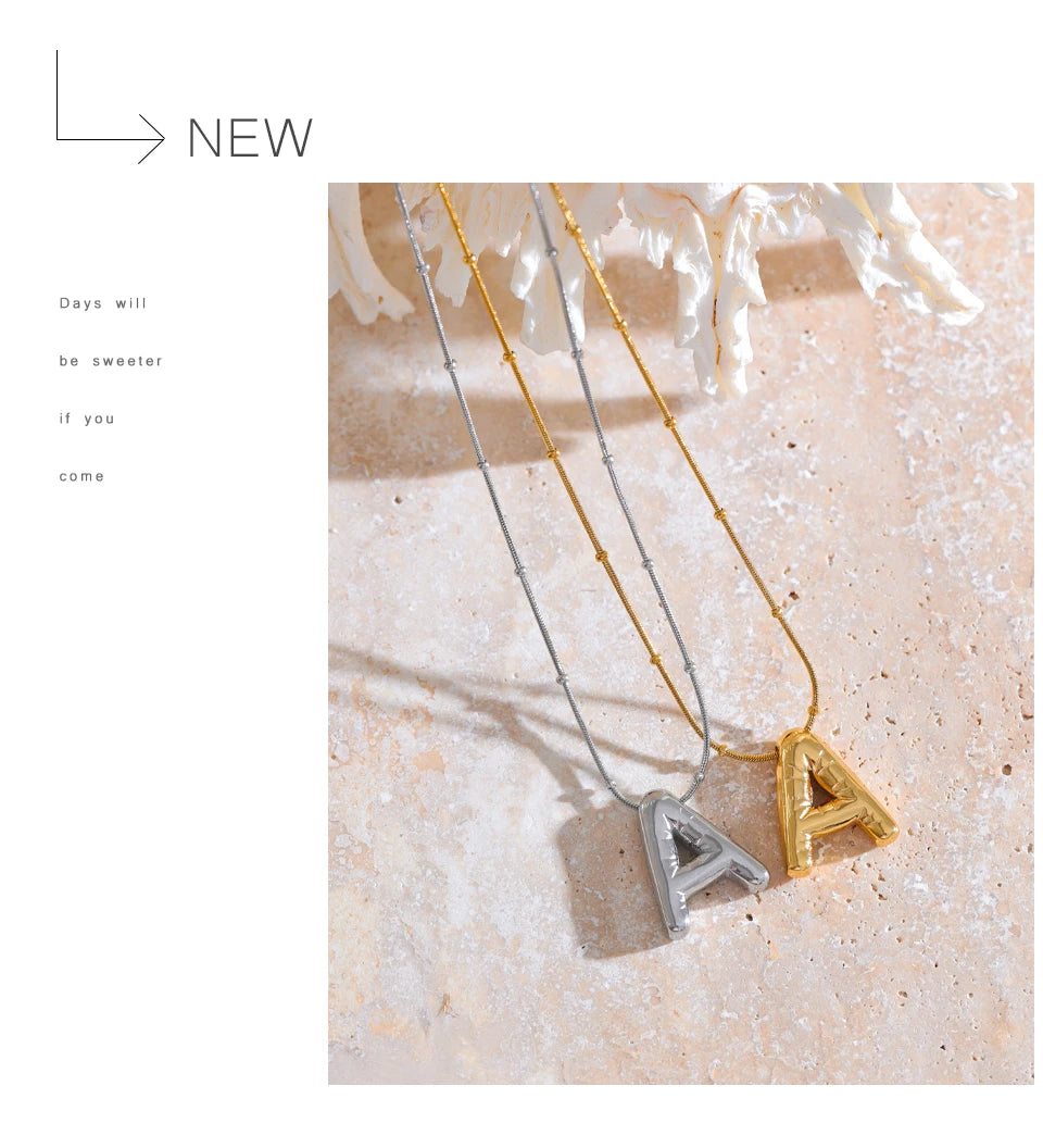 Geometric chain necklace in gold-plated stainless steel.