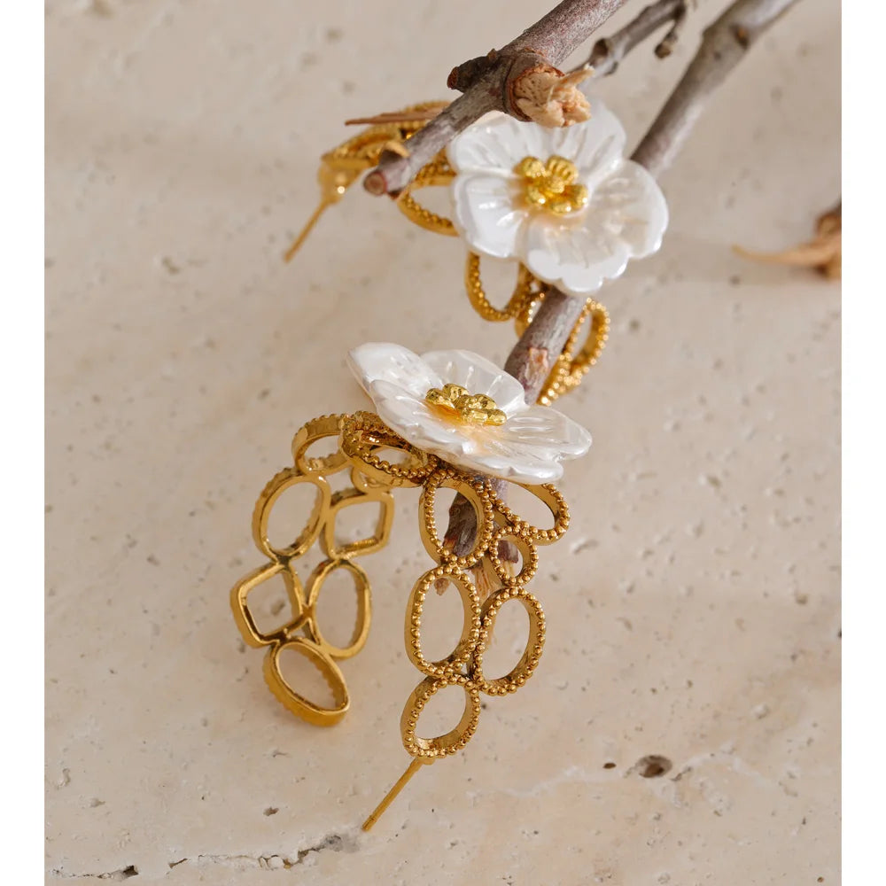 Resin flower earrings in gold-plated stainless steel with resin.
