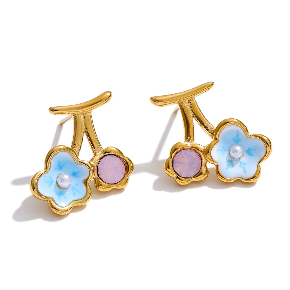 Pearl enamel flower earrings in gold-plated stainless steel with pearl and enamel.