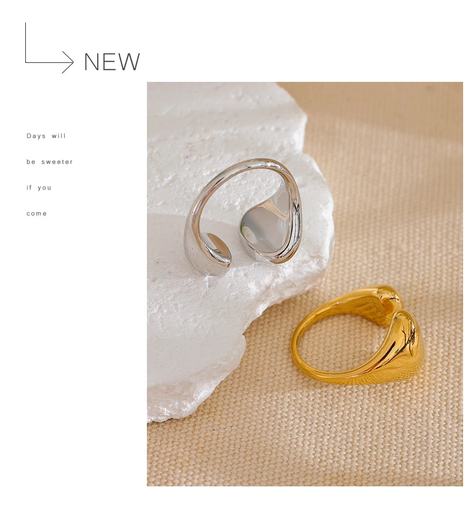 Minimalist geometric ring in gold-plated stainless steel.