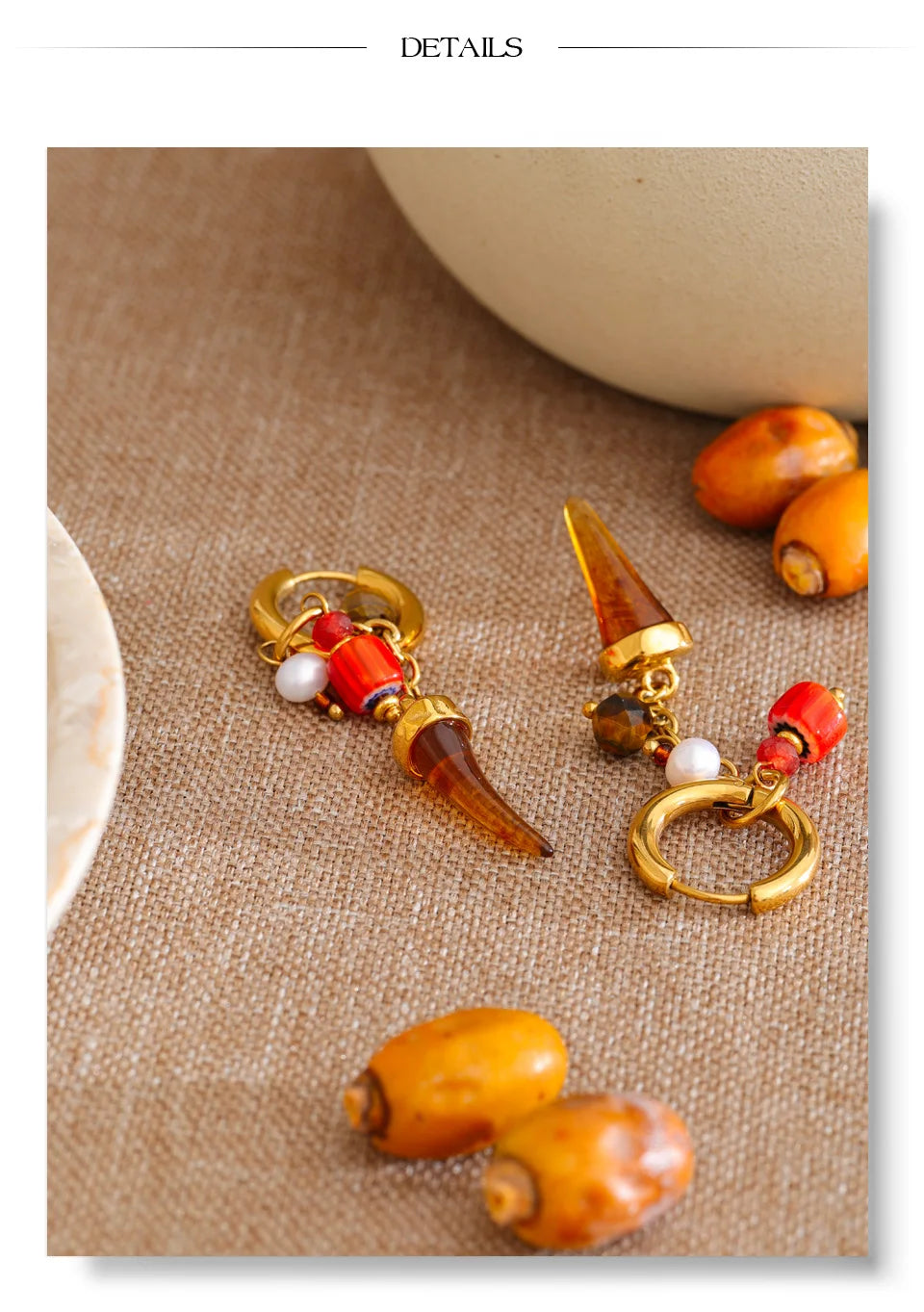 Resin geometric earrings in gold-plated stainless steel with resin.