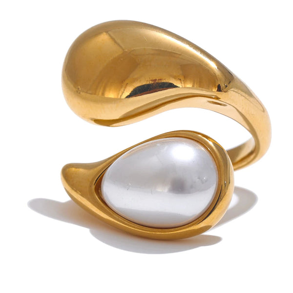 Gold-plated stainless steel ring with pearl.