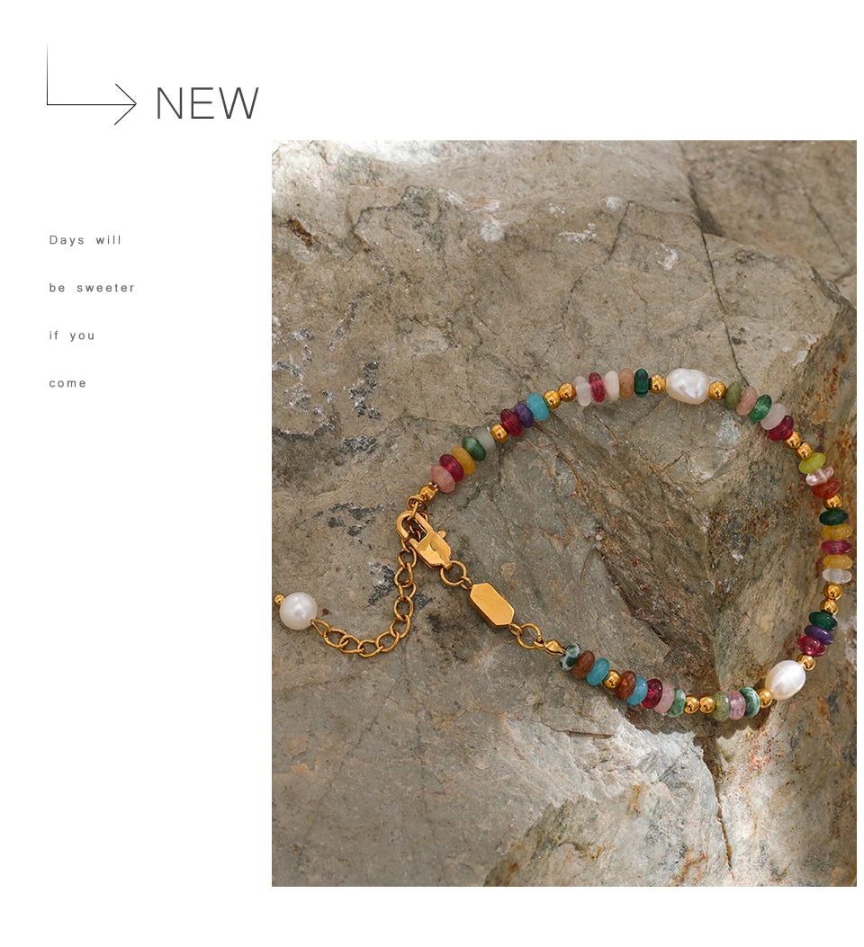 Pearl natural stone geometric necklace in gold-plated stainless steel with pearl and natural stone.
