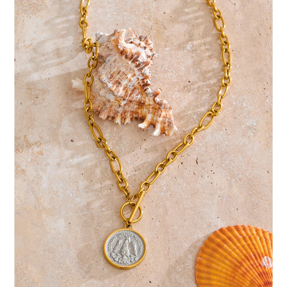 Geometric necklace in gold-plated stainless steel.