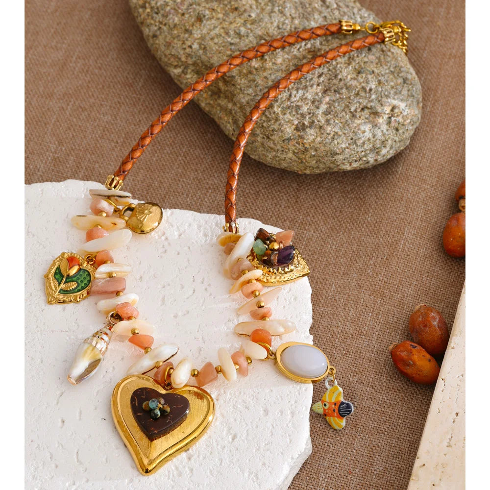 Shell heart flower necklace in gold-plated stainless steel with shell.