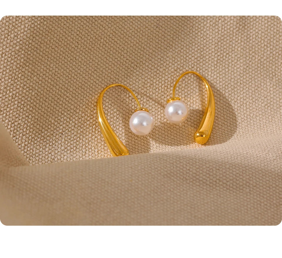 Pearl minimalist geometric earrings in stainless steel with pearl.