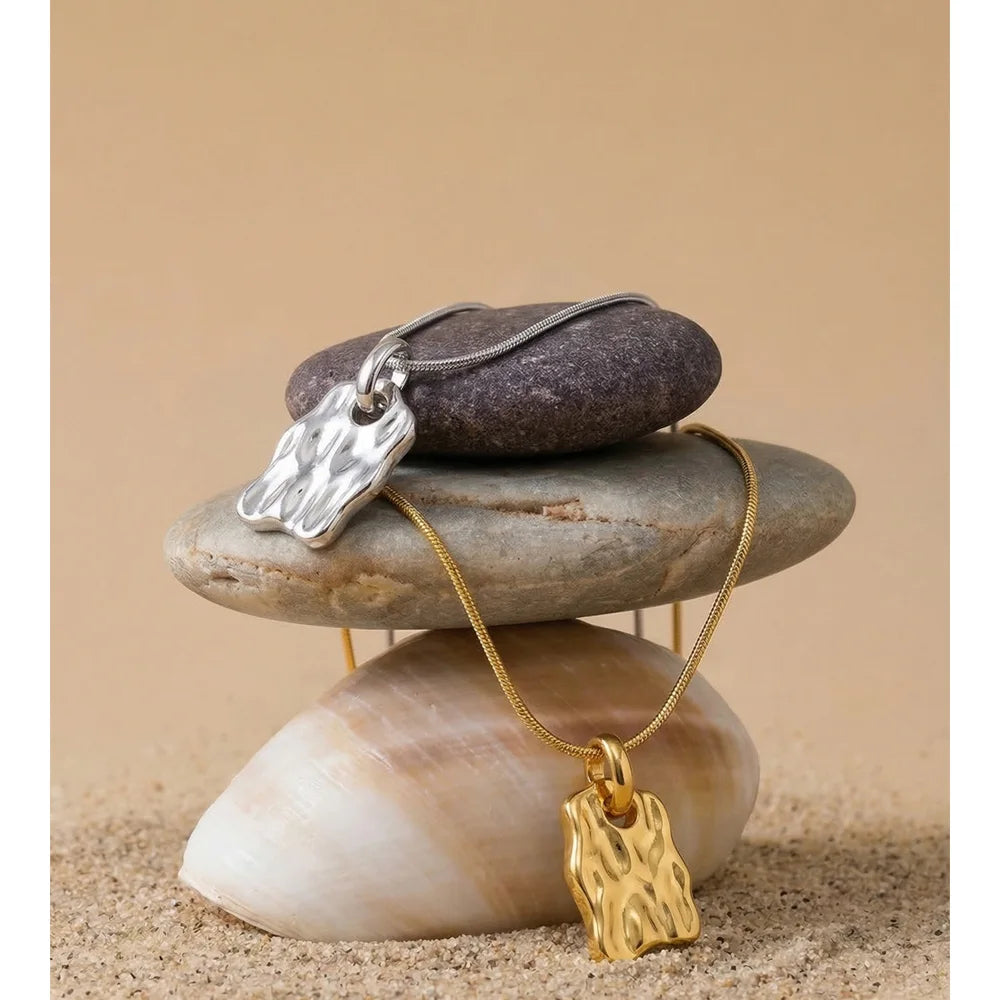 Geometric necklace in gold-plated stainless steel.