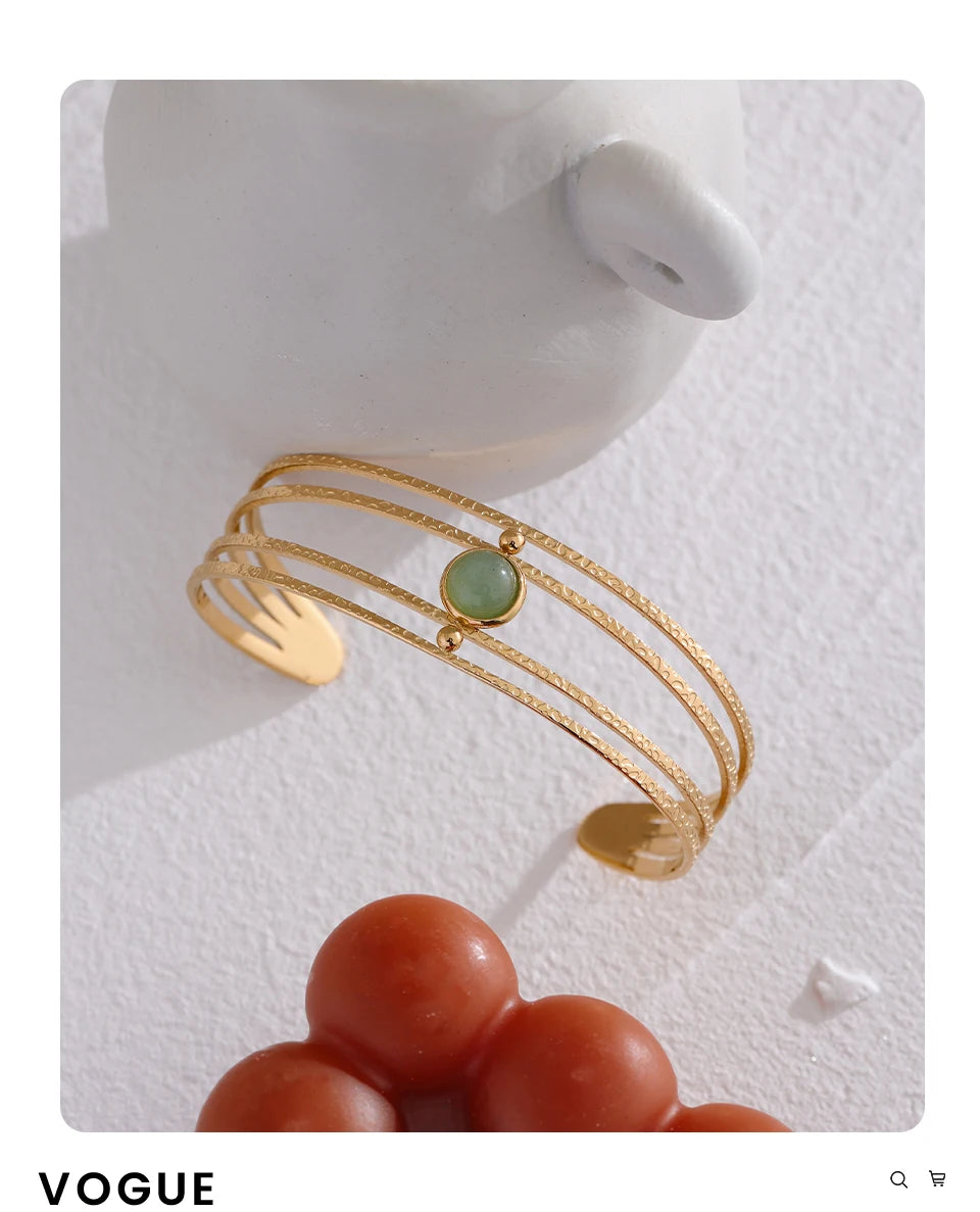 Green natural stone boho bracelet in gold-plated stainless steel with natural stone.