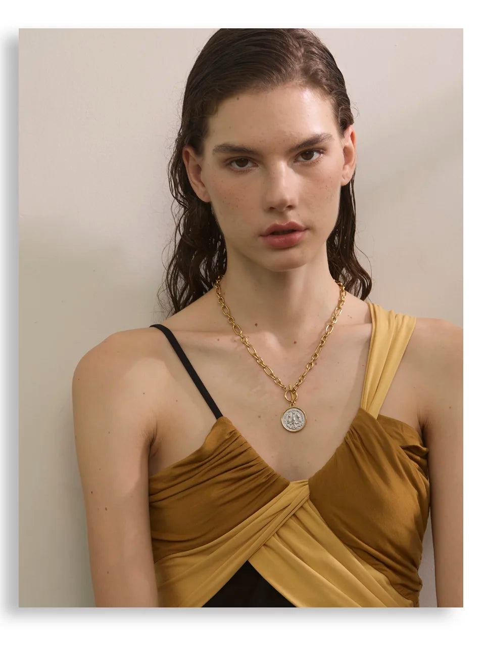 Geometric necklace in gold-plated stainless steel.