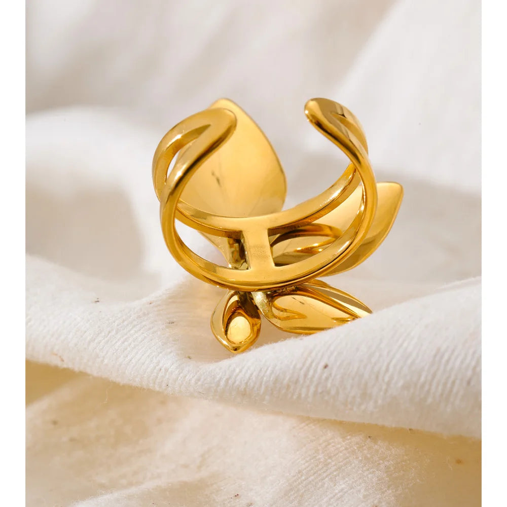Pearl flower ring in 18K gold-plated stainless steel with pearl.