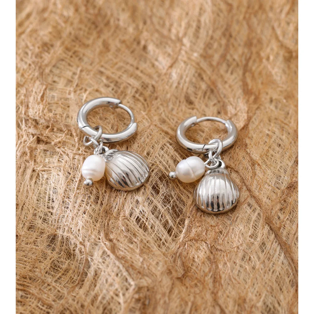 Freshwater pearl shell geometric earrings in gold-plated stainless steel with freshwater pearl and shell.