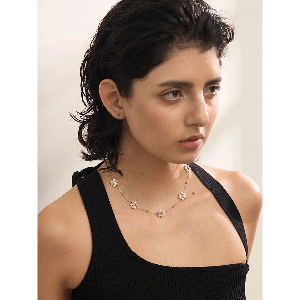 Pearl flower beaded necklace in gold-plated stainless steel with pearl.