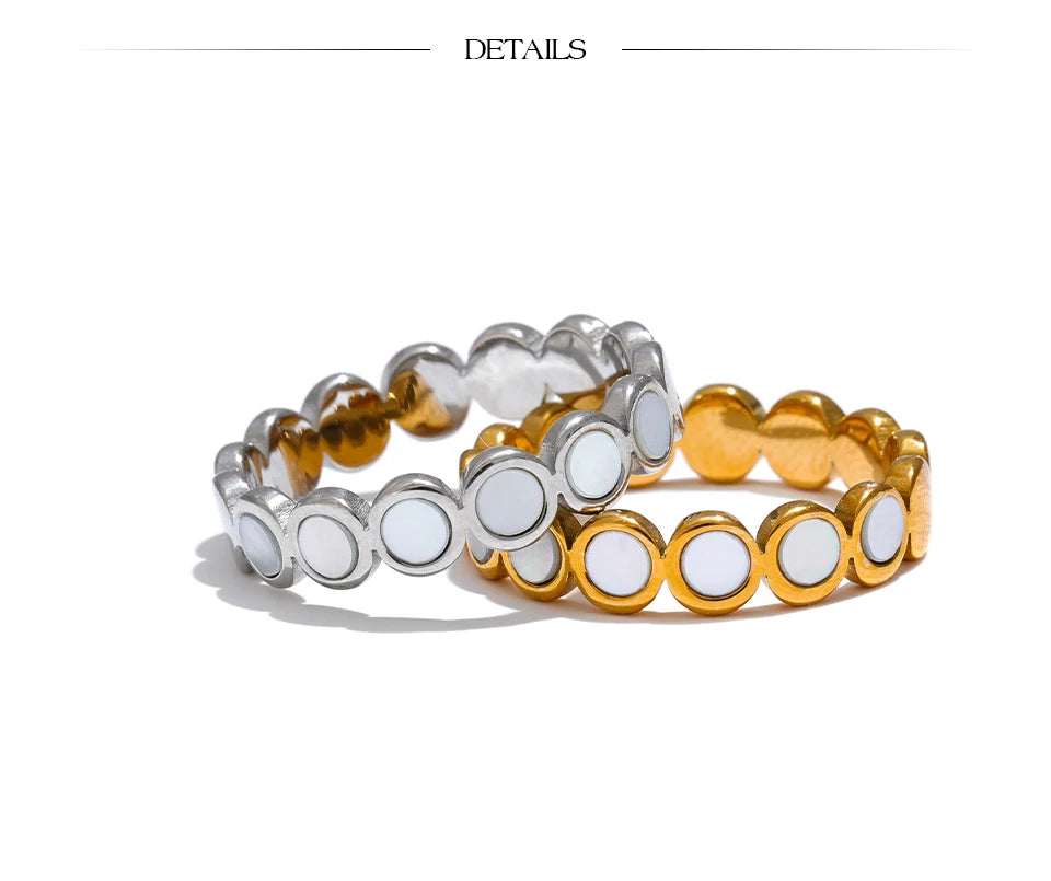 Shell geometric ring in 18K gold-plated stainless steel with shell.