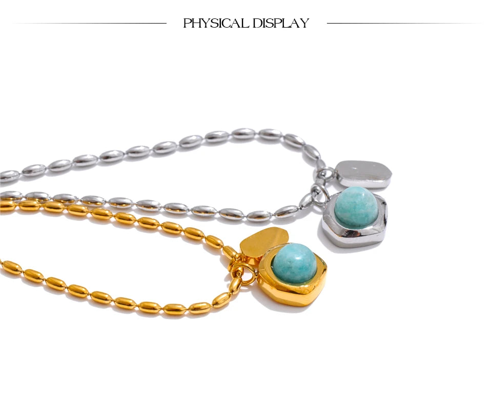 Natural stone geometric necklace in gold-plated stainless steel with natural stone.