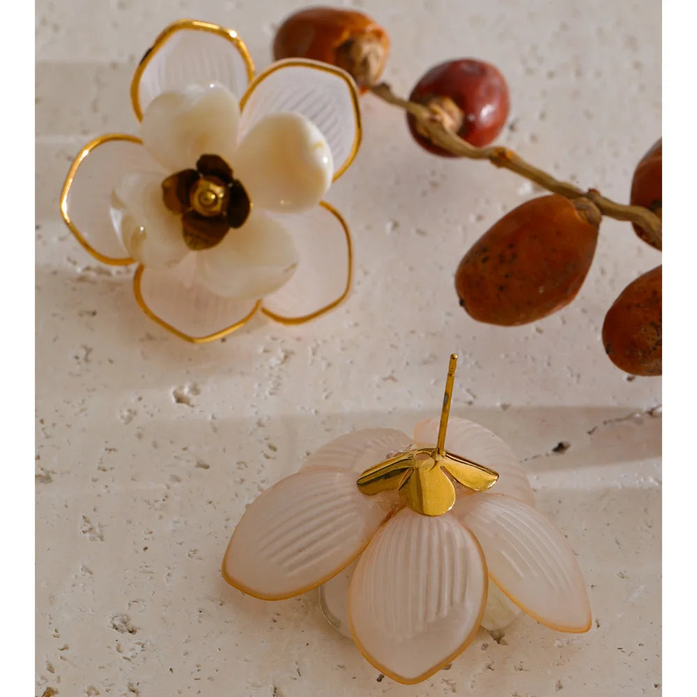 Resin flower earrings in gold-plated stainless steel with resin.