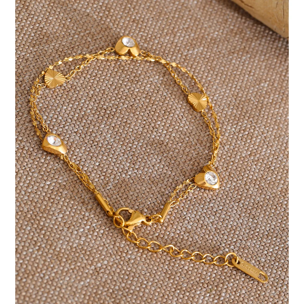 Cubic zirconia heart chain necklace in gold-plated stainless steel with cubic zirconia.