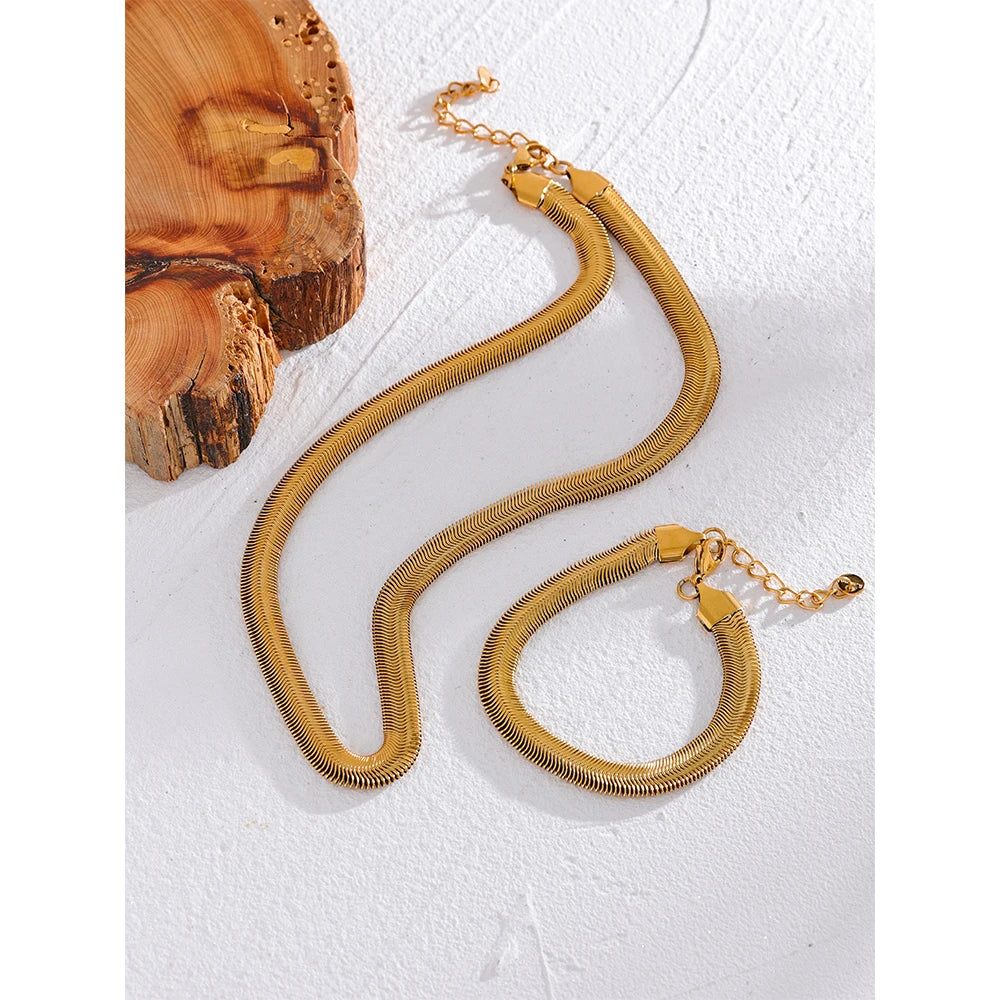 Geometric chain necklace in gold-plated stainless steel.