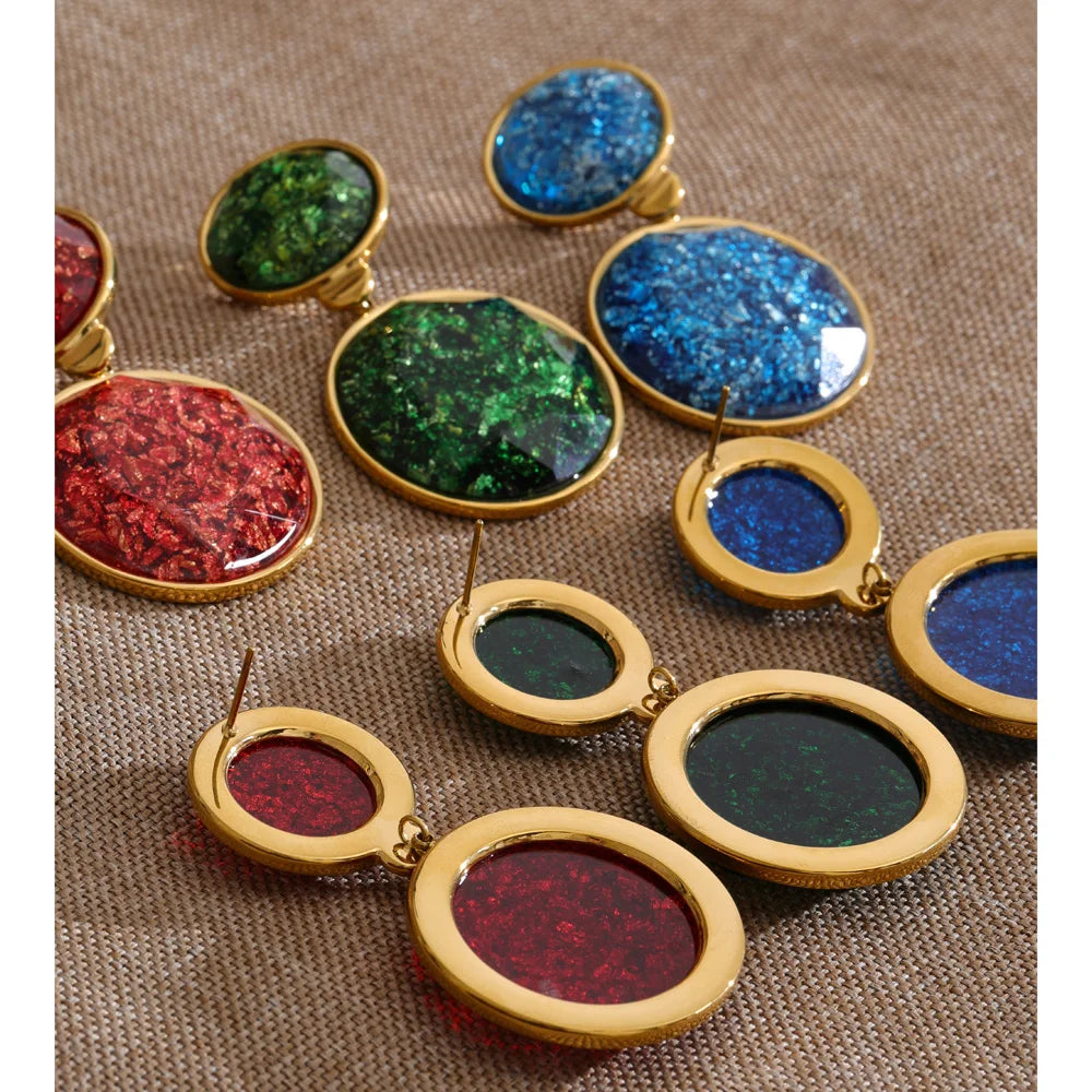 Resin geometric earrings in gold-plated stainless steel with resin.