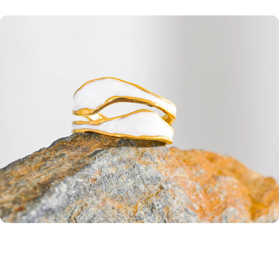 White enamel geometric ring in 18K gold-plated stainless steel with enamel.