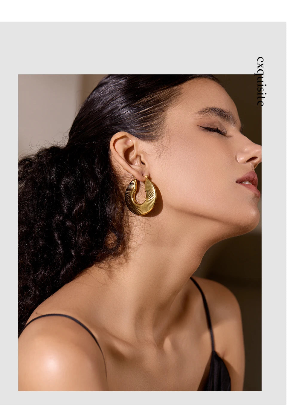Minimalist geometric earrings in gold-plated stainless steel.