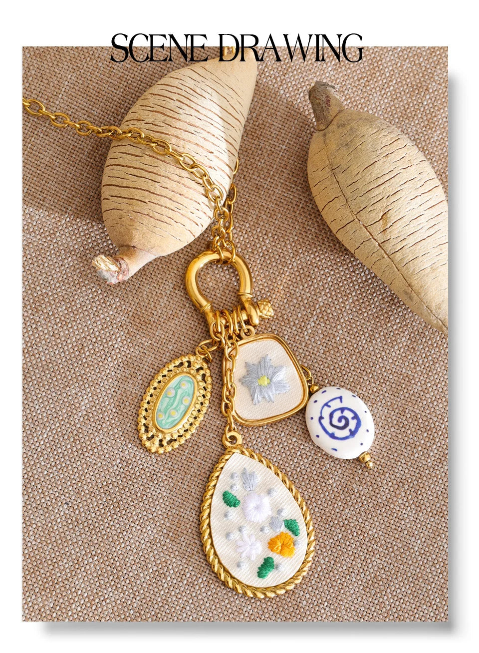 Flower necklace in gold-plated stainless steel.