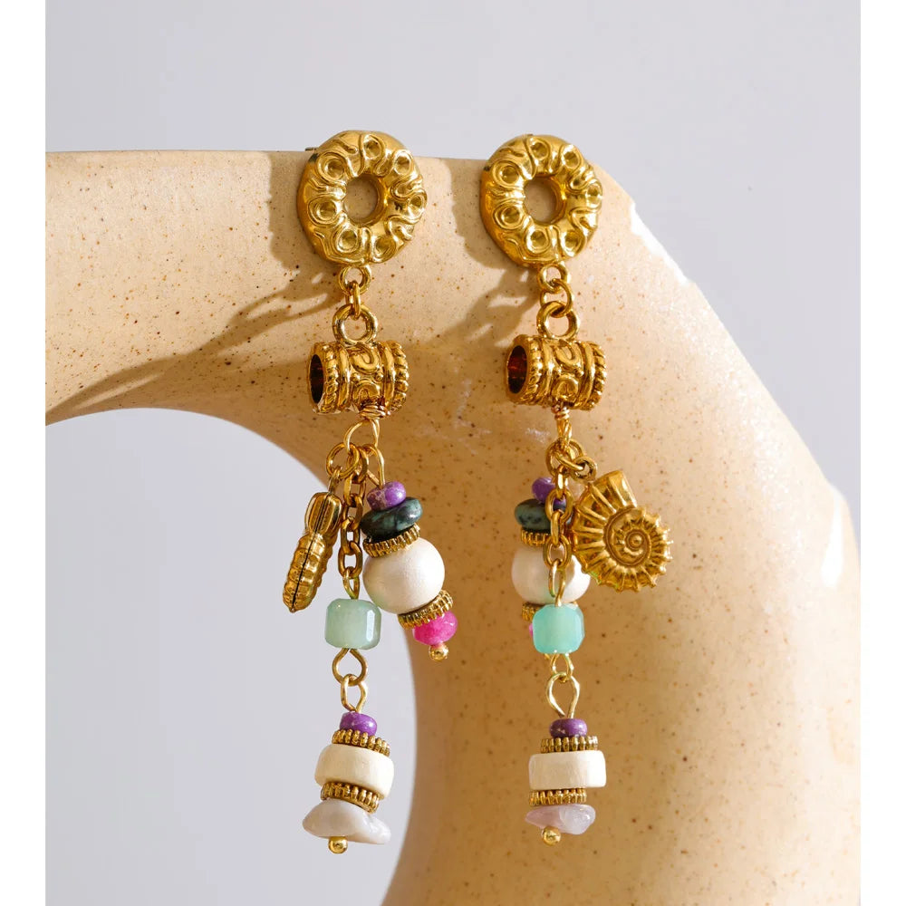 Natural stone geometric earrings in gold-plated stainless steel with natural stone.